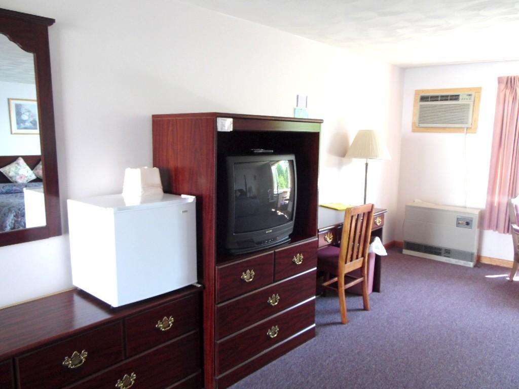 Redclyffe Shore Motor Inn Robbinston Exterior photo